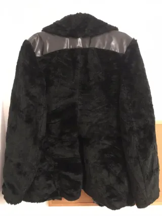 Chaqueta negra con detalles polipiel