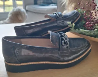 Mocasines de piel con cadena