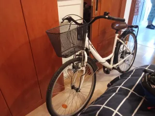 Bicicleta urbana blanca con cesta. NUEVASINESTRENA