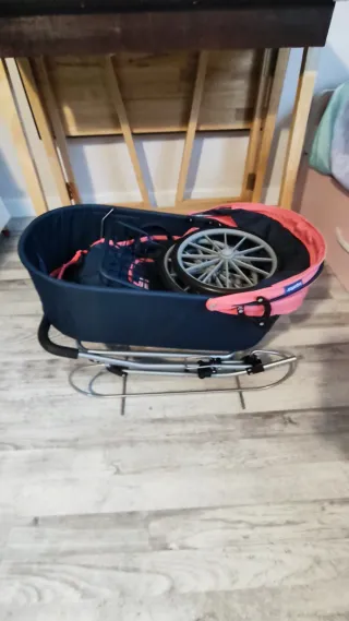 Carrito de bebé de juguete azul y rosa