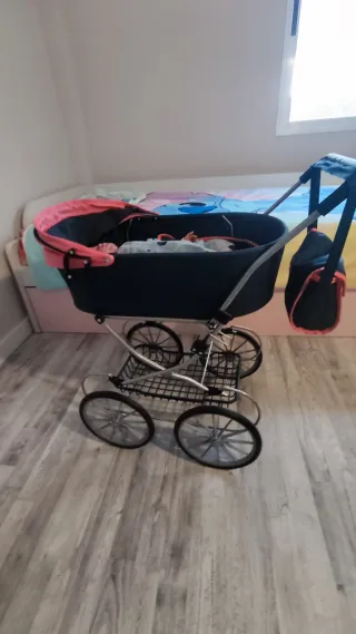 Carrito de bebé de juguete azul y rosa