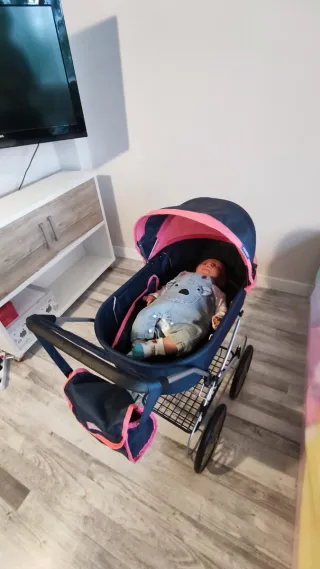 Carrito de bebé de juguete azul y rosa