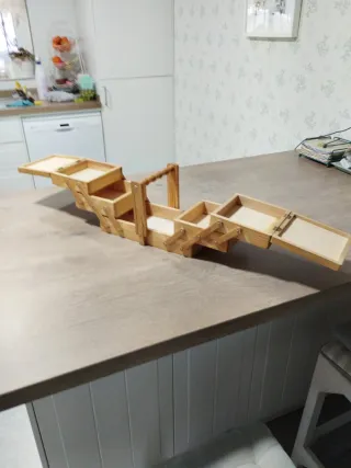 Costurero de madera con tela escocesa