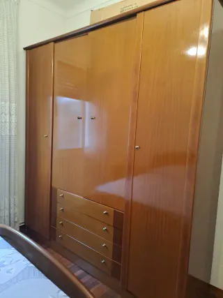 Armario de madera con cajones