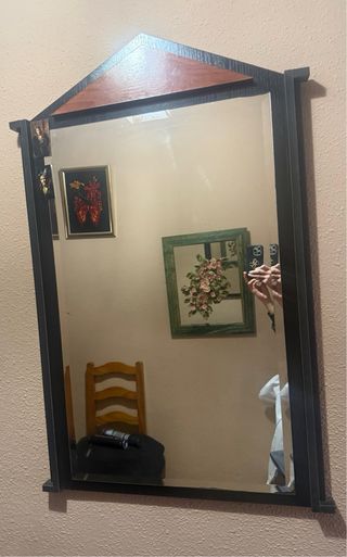 Mueble de madera con espejo