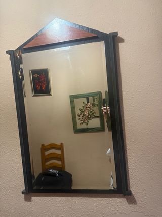 Mueble de madera con espejo