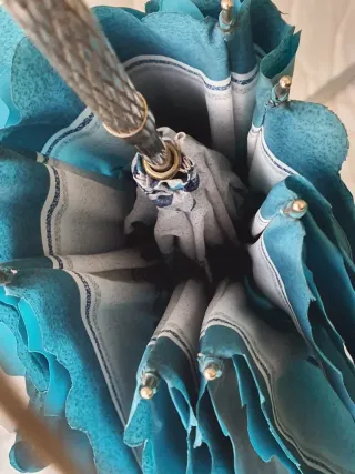 Sombrilla de encaje azul y plateada