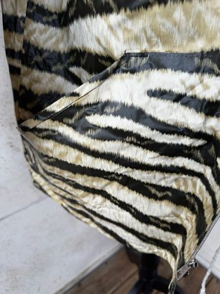 Chubasquero italiano estampado cebra , lleva bolsa