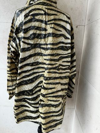 Chubasquero italiano estampado cebra , lleva bolsa