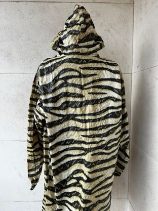 Chubasquero italiano estampado cebra , lleva bolsa