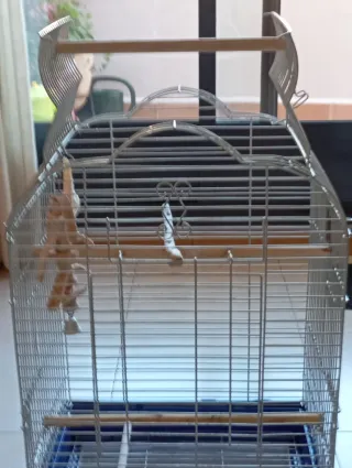 Jaula para pájaros con accesorios