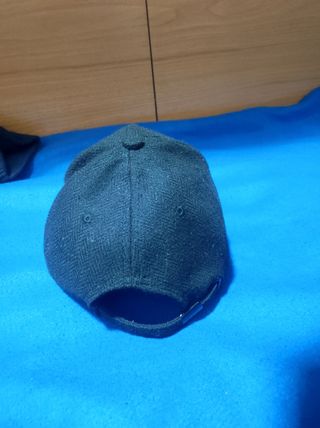 Due cappelli invernali con visiera