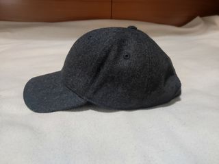 Due cappelli invernali con visiera