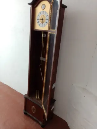 Reloj de pie de madera antiguo