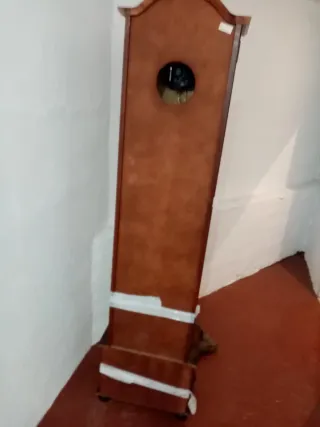 Reloj de pie de madera antiguo