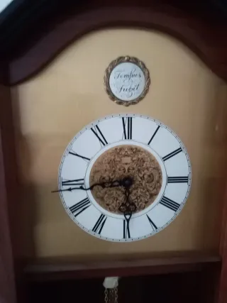 Reloj de pie de madera antiguo