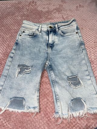 Pantalón vaquero corto desgastado
