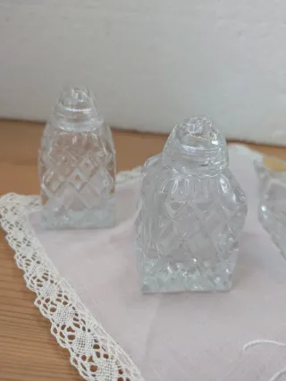 Juego especieros cristal y metal dorado