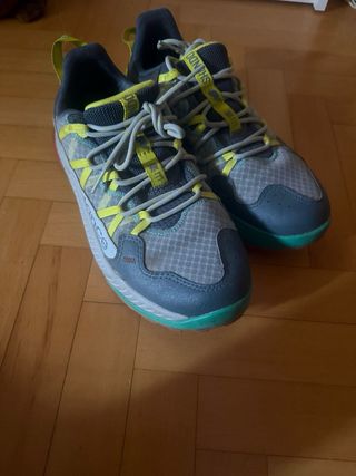 Zapatillas New Balance grises y verdes