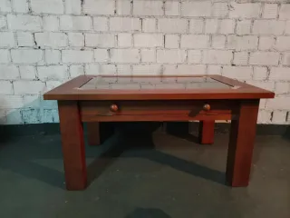 Mesa baja de madera con tapa de cristal