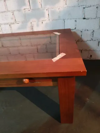 Mesa baja de madera con tapa de cristal