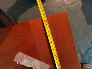 Mesa baja de madera con tapa de cristal