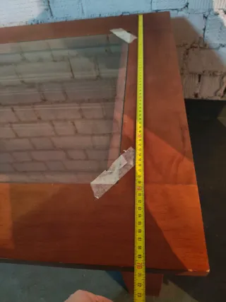 Mesa baja de madera con tapa de cristal