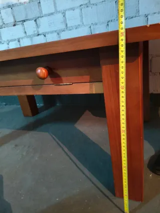 Mesa baja de madera con tapa de cristal