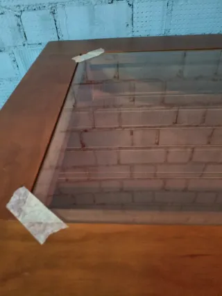 Mesa baja de madera con tapa de cristal