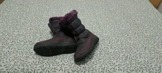 Botas de nieve moradas y negras