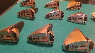 PELIKANOS SOPORTES ESTANTE PARA CRISTAL Y MADERA