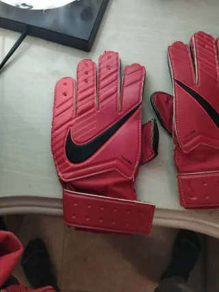 Guantes de portero Nike rojos