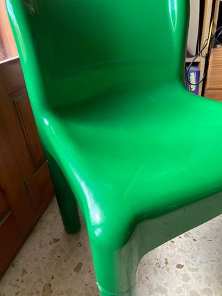 Silla verde de plástico