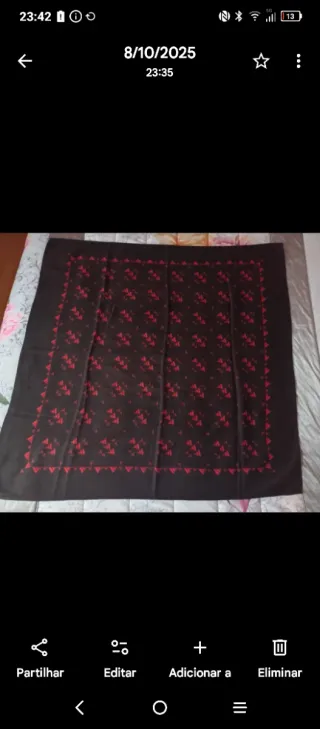 Lenço preto com padrão vermelho