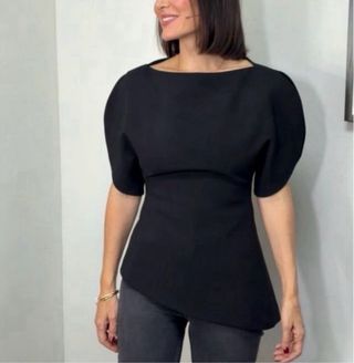 Top manga abullonada asimétrico