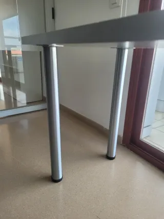 Mesa de oficina gris con patas metálica