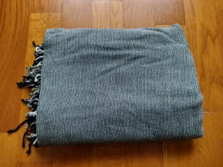 Fular gris, blanco y negro con flecos