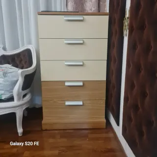 Cómoda de madera con cajones