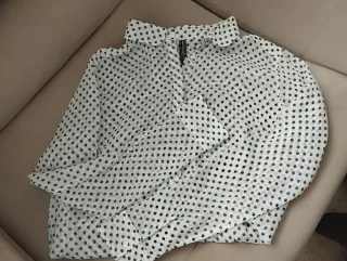 Camisa de lunares blanca y azul