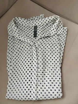 Camisa de lunares blanca y azul