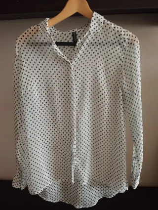 Camisa de lunares blanca y azul