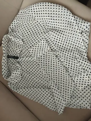 Camisa de lunares blanca y azul