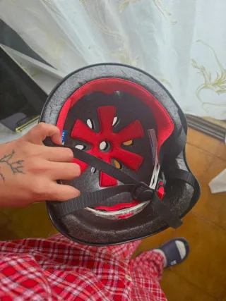 Casco negro de patienete o patines