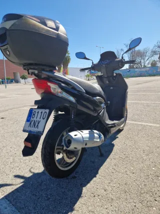 Kymco Agility Negra Scooter