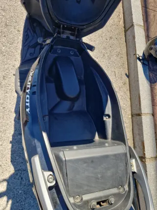 Kymco Agility Negra Scooter