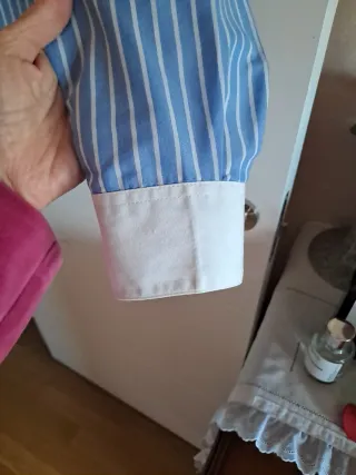 Camisa de rayas azul y blanca