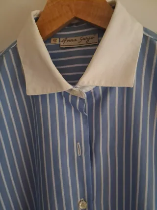 Camisa de rayas azul y blanca