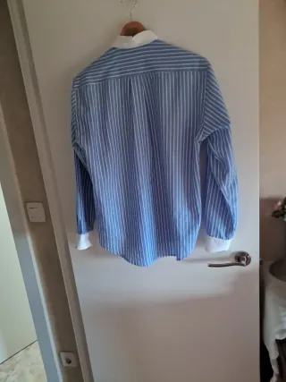 Camisa de rayas azul y blanca