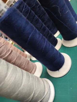 Hilos de lana 50% lana 50% acrílico. 11 conos.