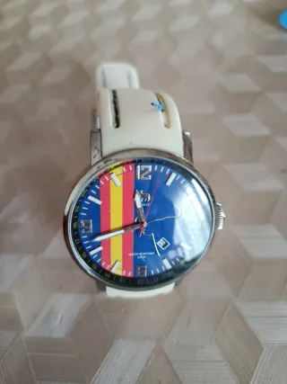 Reloj Multicolor con Correa Blanca